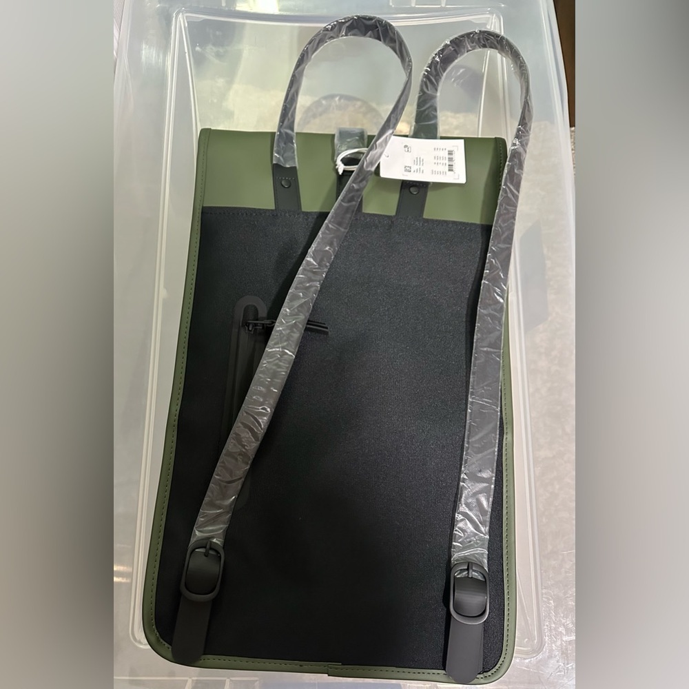 Rains Green Backpack clean and ever-contemporary Silhouette bag - Picture 7 of 11